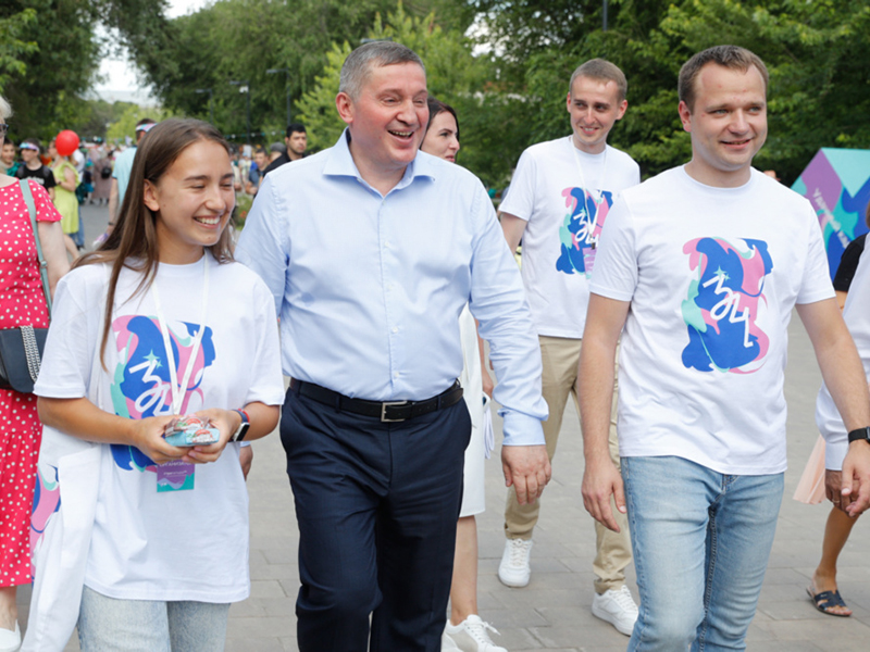 Губернатор Андрей Бочаров посетил фестиваль #ТриЧетыре